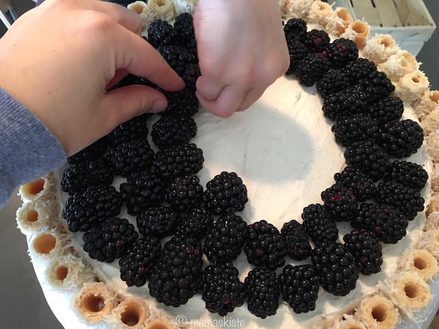 Sommerlicher Brombeerkuchen Beeren rauf