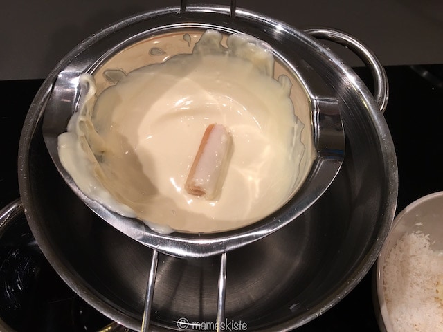 Sommerlicher Brombeerkuchen Rolle in weißer Schokolade