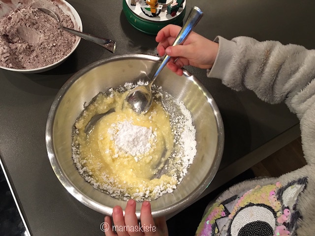 weihnachtliche-whoopies-mixen-butterpuderzucker